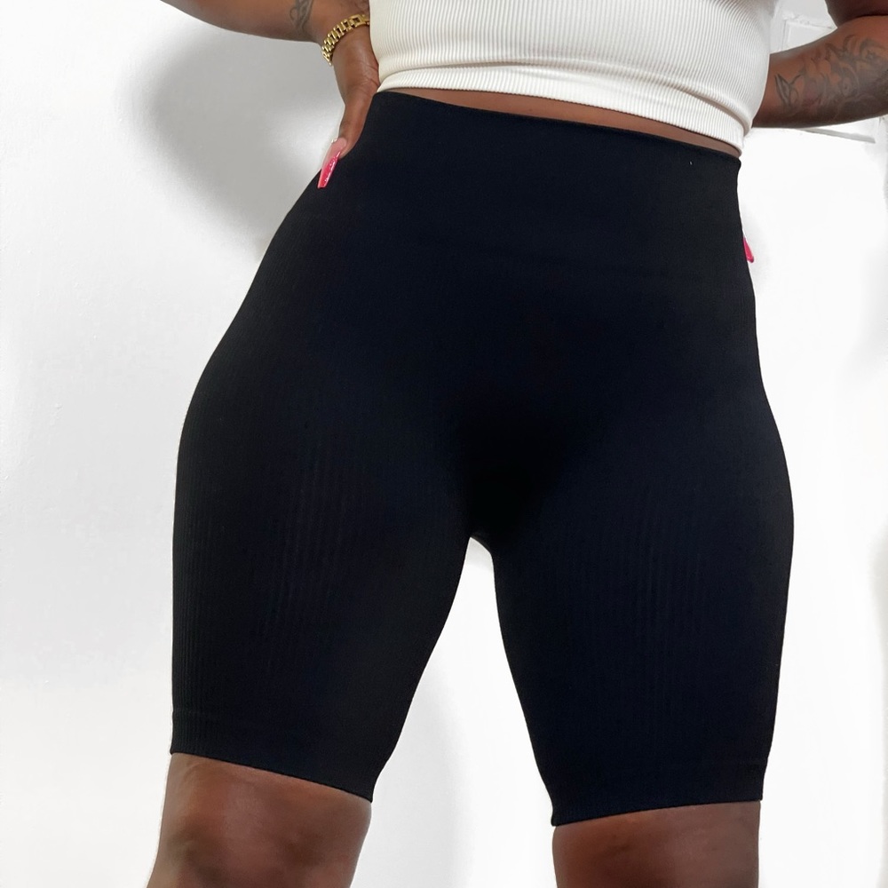 The Raya Ribbed Biker Shorts - Black